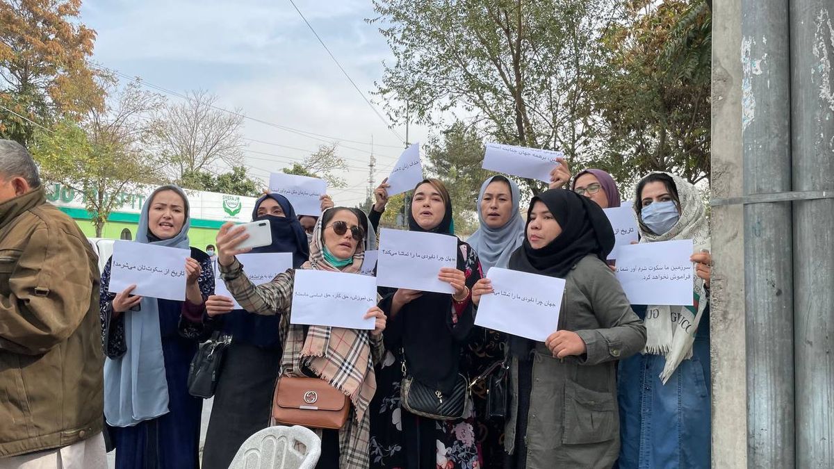 Afghánky stále riskují své životy a nadále protestují za svá práva